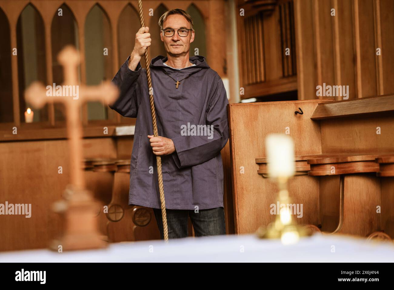 Heimbach, Deutschland. Mai 2024. Andreas Rose, geistlicher Leiter des ehemaligen Mariawald-Trappistenklosters, läutet die Glocken. Quelle: Oliver Berg/dpa/Alamy Live News Stockfoto