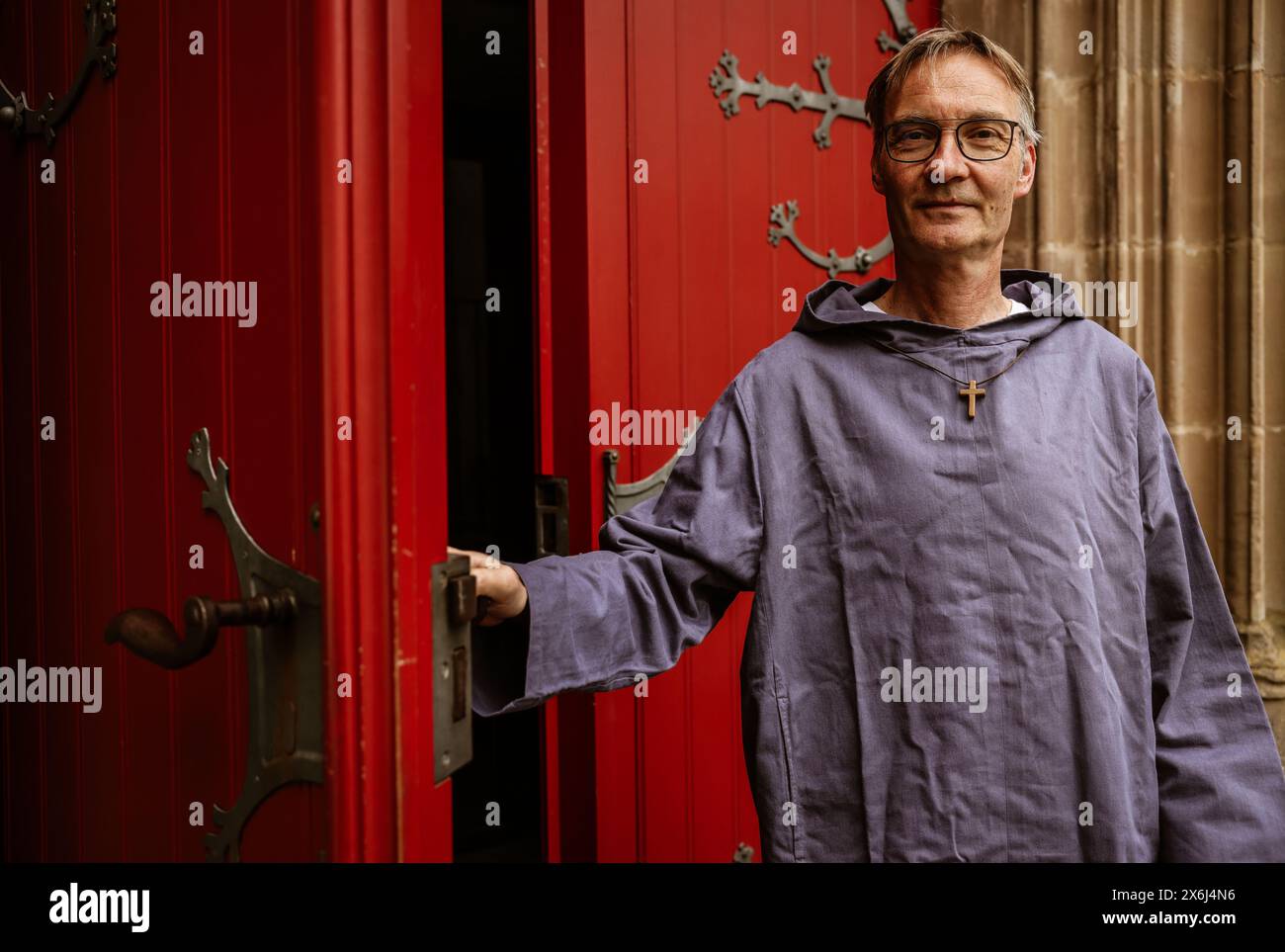 Heimbach, Deutschland. Mai 2024. Andreas Rose, geistlicher Leiter des ehemaligen Mariawald-Trappistenklosters, öffnet die Tür zur Kirche. Quelle: Oliver Berg/dpa/Alamy Live News Stockfoto