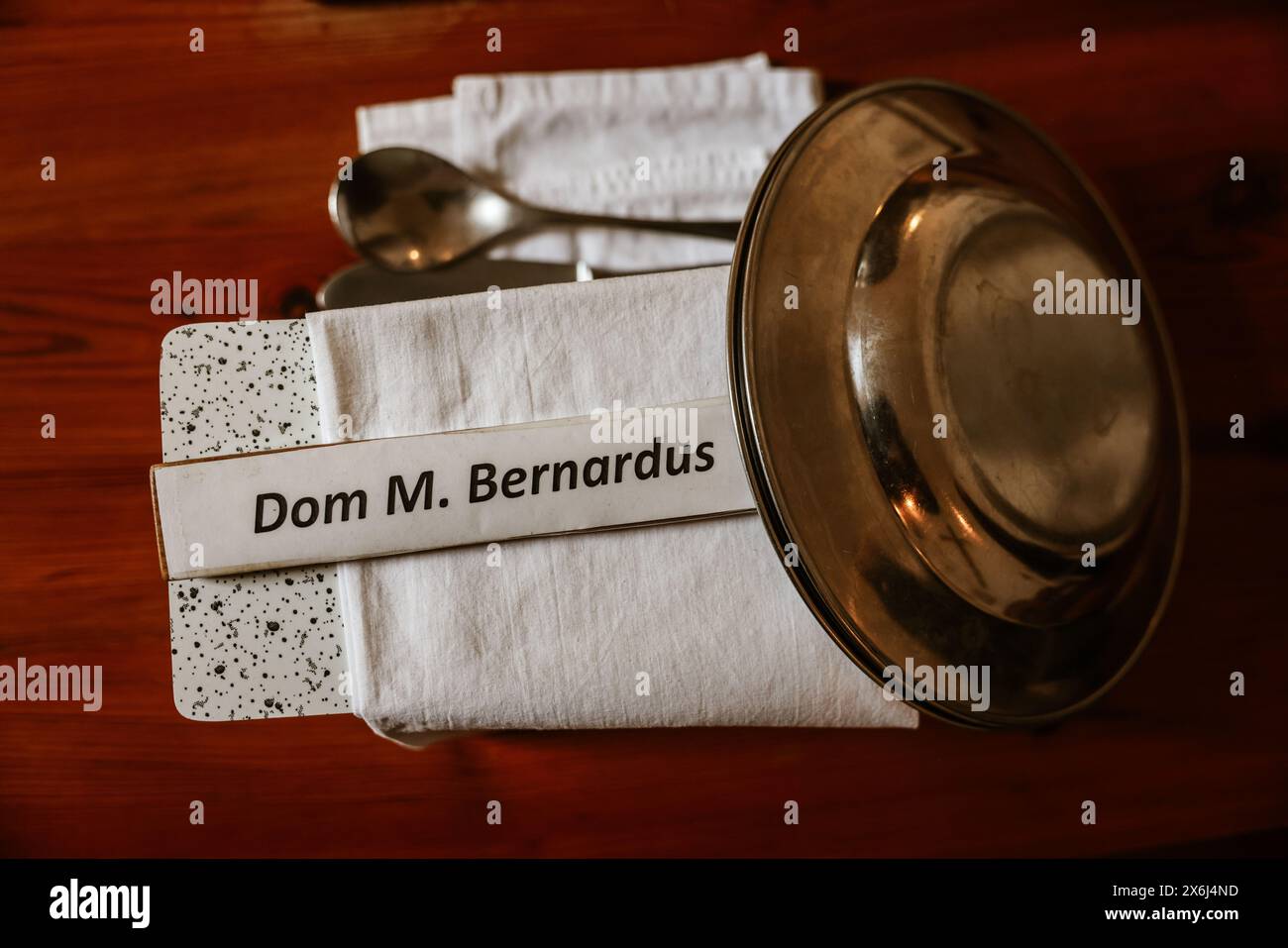 Heimbach, Deutschland. Mai 2024. Besteck und Teller befinden sich auf dem Tisch im Speisesaal des ehemaligen Mariawald-Trappistenklosters. Quelle: Oliver Berg/dpa/Alamy Live News Stockfoto