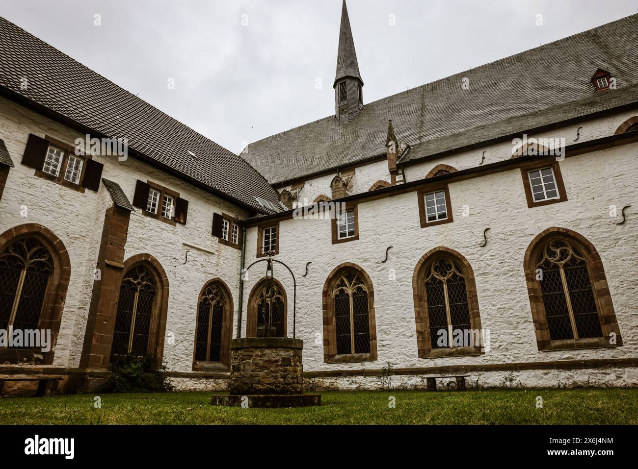 Heimbach, Deutschland. Mai 2024. Blick auf den Innenhof des ehemaligen Mariawald-Trappistenklosters. Quelle: Oliver Berg/dpa/Alamy Live News Stockfoto