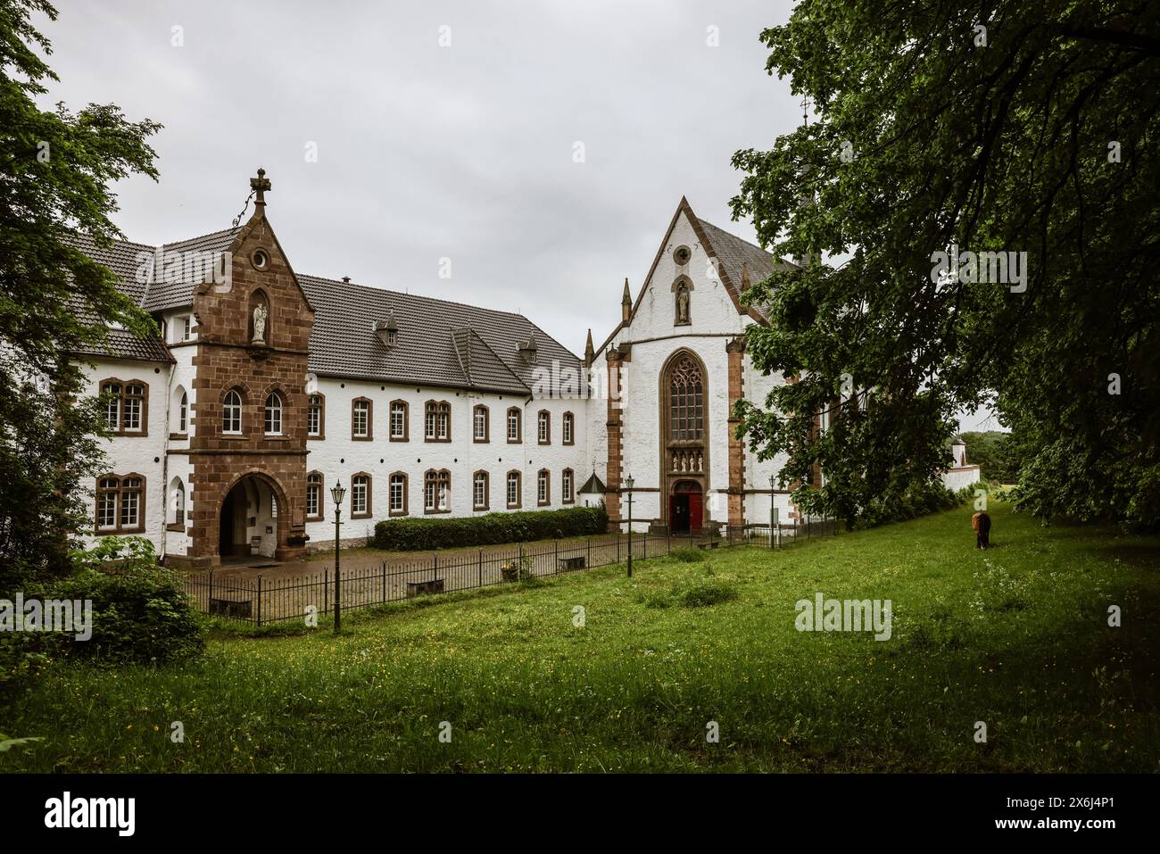 Heimbach, Deutschland. Mai 2024. Blick auf das ehemalige Trappistenkloster Mariawald am Rande des Nationalparks Eifel. Quelle: Oliver Berg/dpa/Alamy Live News Stockfoto