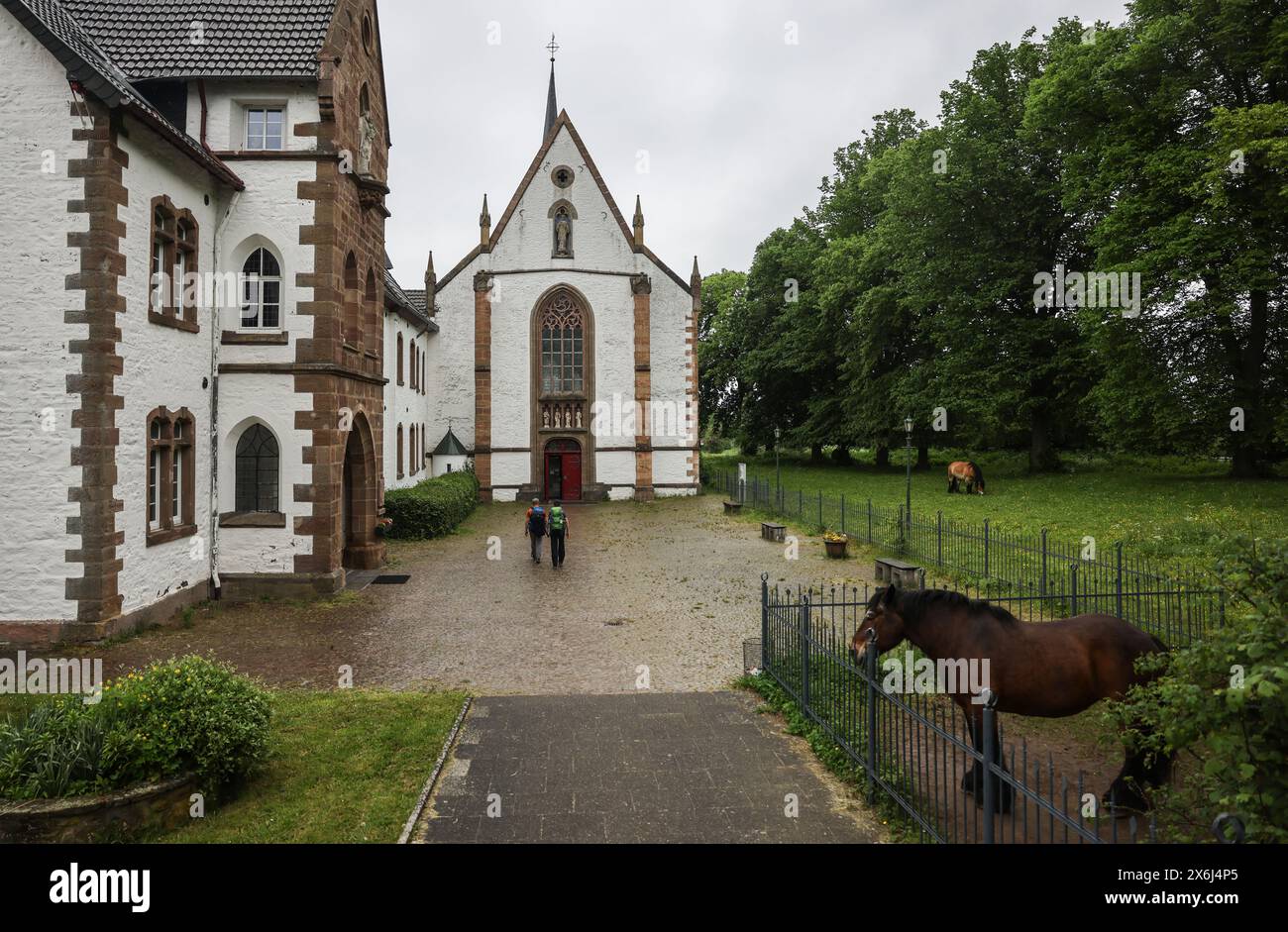 Heimbach, Deutschland. Mai 2024. Blick auf das ehemalige Trappistenkloster Mariawald am Rande des Nationalparks Eifel. Quelle: Oliver Berg/dpa/Alamy Live News Stockfoto