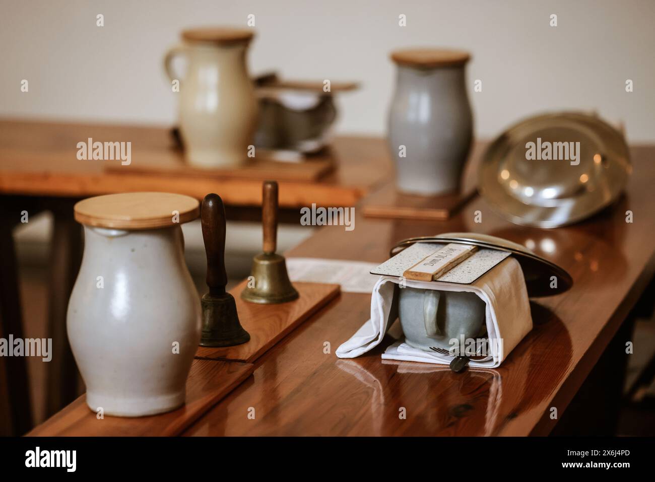 Heimbach, Deutschland. Mai 2024. Besteck, Teller und Krüge stehen auf dem Tisch im Speisesaal des ehemaligen Mariawald-Trappistenklosters. Quelle: Oliver Berg/dpa/Alamy Live News Stockfoto