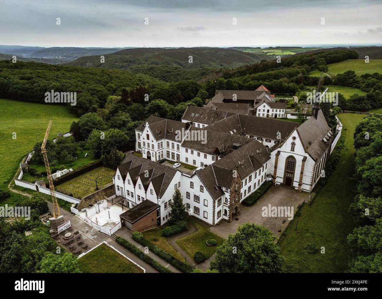 Heimbach, Deutschland. Mai 2024. Blick auf das ehemalige Trappistenkloster Mariawald am Rande des Nationalparks Eifel. Quelle: Oliver Berg/dpa/Alamy Live News Stockfoto