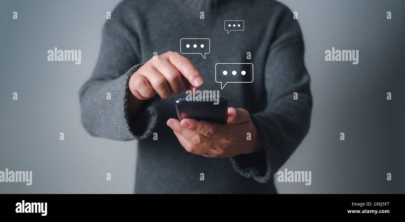 Ein Mann, der ein Smartphone benutzt, um Live-Chat-Chats über Anwendungskommunikation, digitales Web und soziales Netzwerk zu schreiben, Social Media Application Chat bo Stockfoto