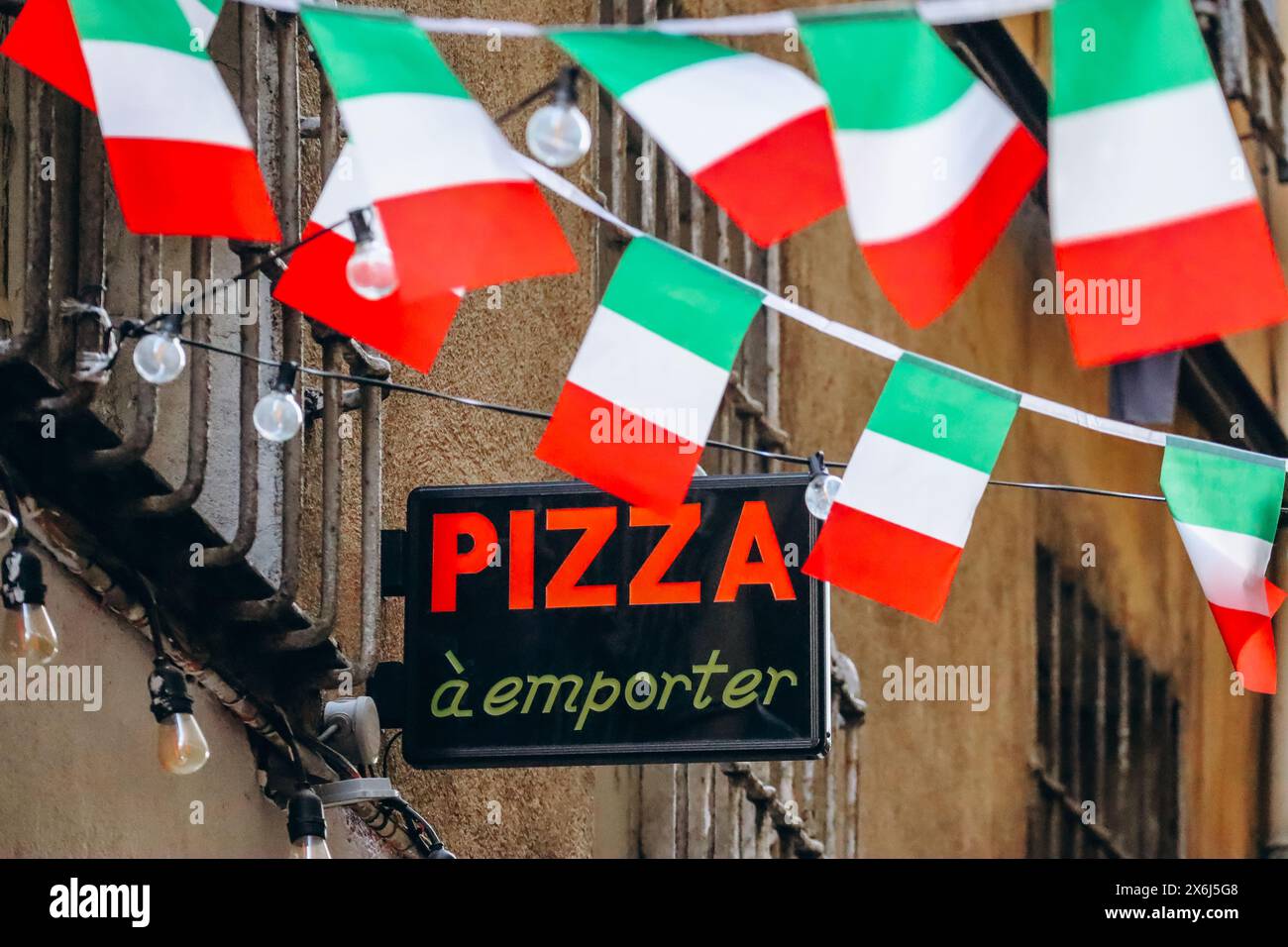 Pizzeria-Schild mit italienischen Fahnen (genaue Übersetzung aus dem Französischen - „Pizza to go“) Stockfoto