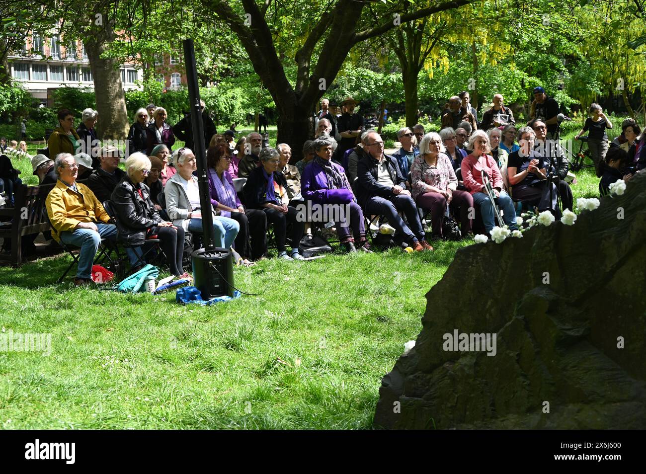 LONDON, ENGLAND, Großbritannien - 15. MAI 2024: Am 15. Mai, jedes Jahr an diejenigen gedenken, die sich weigerten, auf Gedenkfeier der Kriegsdienstverweigerer zu kämpfen, sowohl in der Vergangenheit als auch in der Gegenwart. Auf der ganzen Welt werden viele Menschen inhaftiert oder gezwungen, aus ihren Heimatländern zu fliehen, weil sie sich weigern, sich den Streitkräften am Tavistock Square in London anzuschließen. Quelle: Siehe Li/Picture Capital/Alamy Live News Stockfoto