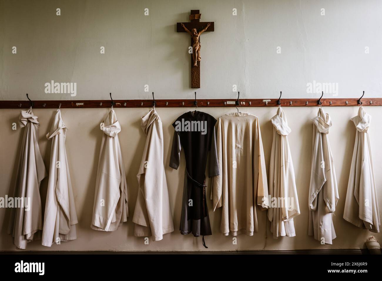 Heimbach, Deutschland. Mai 2024. Mönchsgewänder hängen an der Mauer des ehemaligen Mariawald-Trappistenklosters. Quelle: Oliver Berg/dpa/Alamy Live News Stockfoto