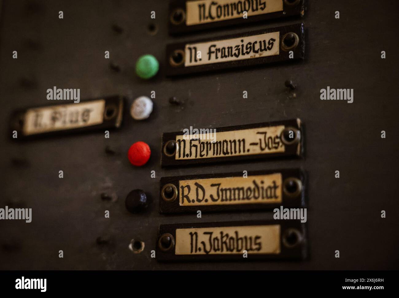 Heimbach, Deutschland. Mai 2024. Die Vornamen der letzten Brüder hängen auf einer Tafel im ehemaligen Mariawald-Trappistenkloster. Quelle: Oliver Berg/dpa/Alamy Live News Stockfoto