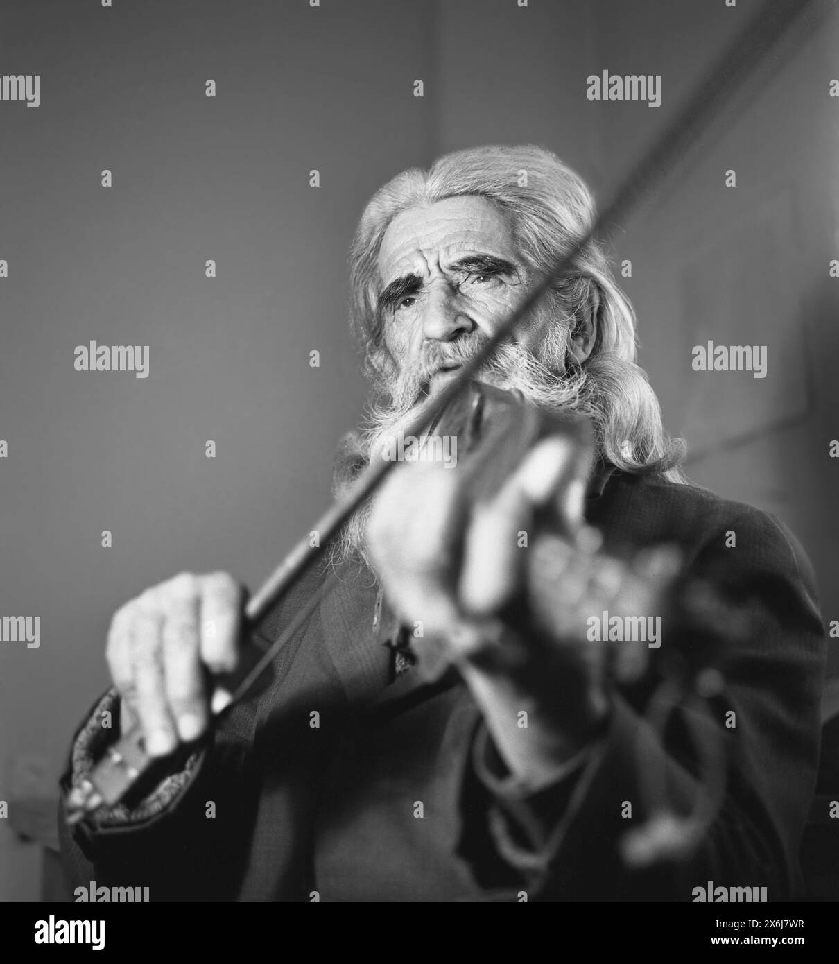 Rumänien, ca. 1974. Porträt eines älteren Geigenspielers. Stockfoto