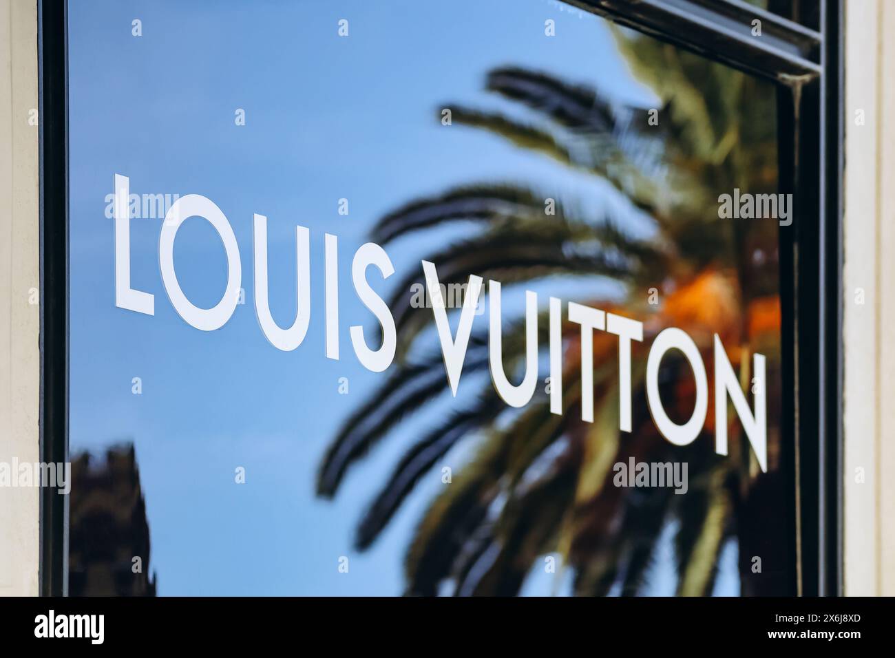 Nizza, Frankreich - 28. Januar 2024: Ladenfront der Louis Vuitton Flagship Boutique in Nizza Stockfoto