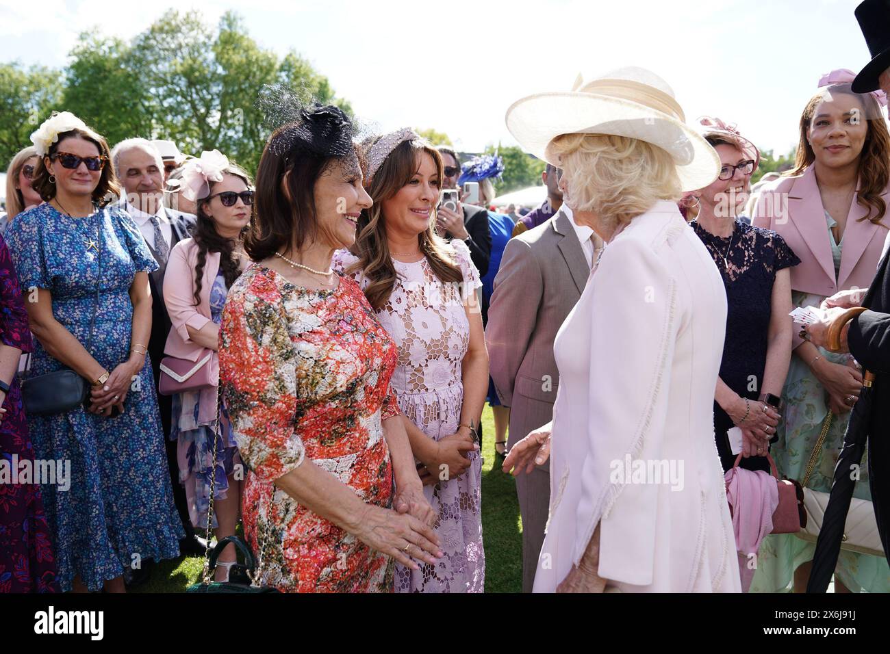 Queen Camilla spricht mit Dame Arlene Phillips (Mitte links) während der Sovereign's Creative Industries Garden Party im Buckingham Palace, London, zur Feier der Creative Industries of the United Kingdom. Die Garden Party wird etwa 4.000 Vertreter aus Kultur, Kunst, Kulturerbe, Film, Fernsehen, Radio und Mode. Bilddatum: Mittwoch, 15. Mai 2024. Stockfoto