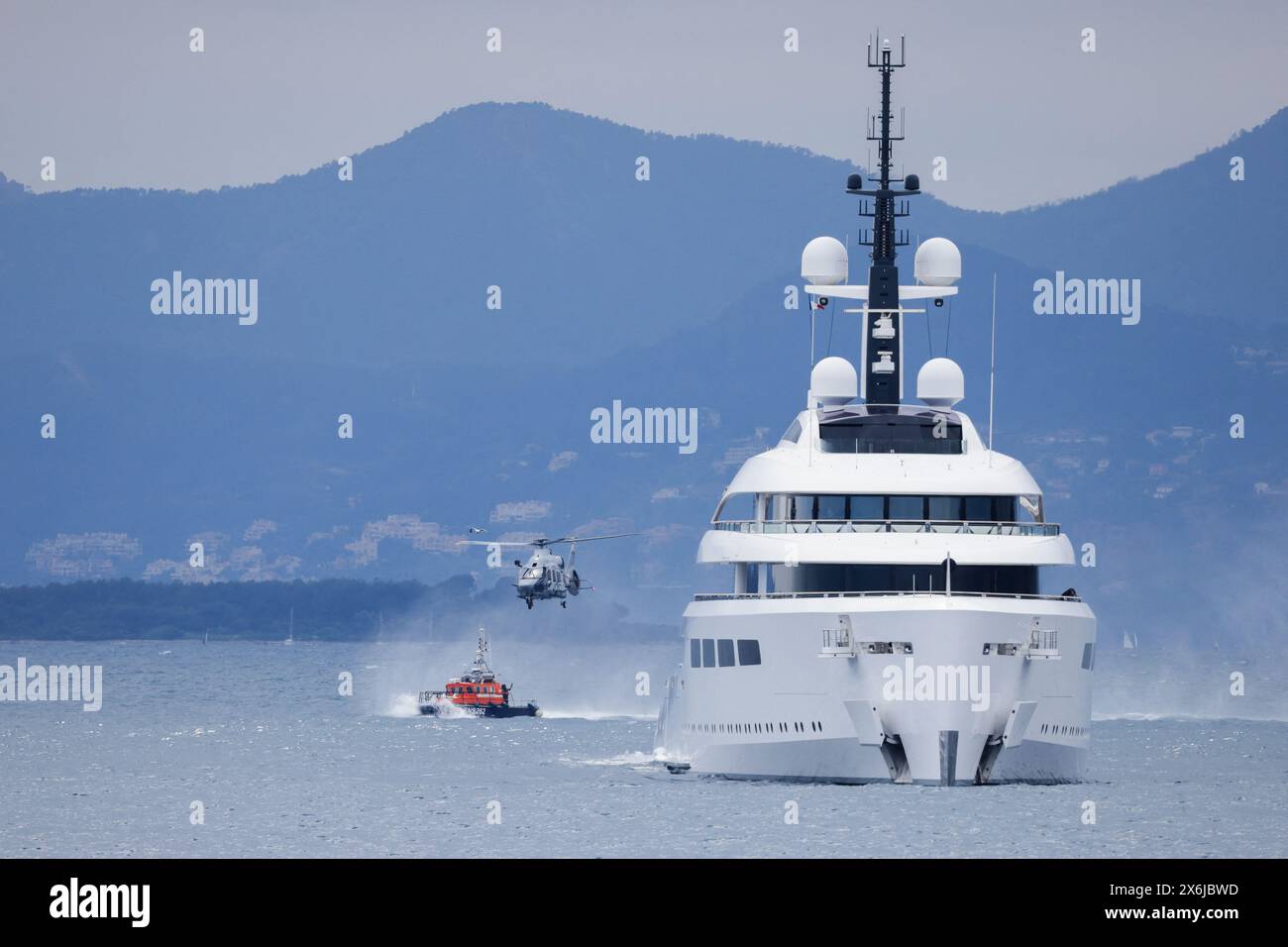 Antibes, Frankreich. Mai 2024. Dieses Foto zeigt die SNSM während einer Seeübung in der Millionaires Bay, Antibes, Frankreich, am 15. Mai 2024. wenn einige der größten Yachten für die Filmfestspiele von Cannes anwesend sind. Foto: Thibaud Moritz/ABACAPRESS. COM Credit: Abaca Press/Alamy Live News Stockfoto