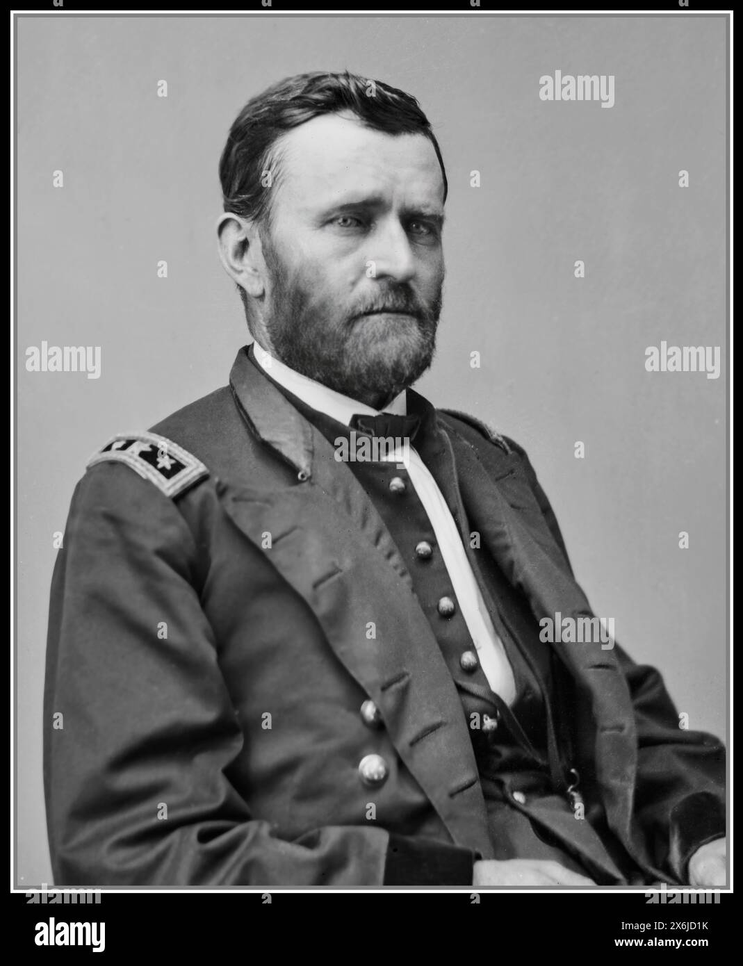 General U.S. Grant formal Studio Portrait Uniform Union General erstellt / veröffentlicht [zwischen 1860 und 1870] Grant, Ulysses S.--(Ulysses Simpson),-1822-188 Vereinigte Staaten--Geschichte--Bürgerkrieg, 1861-1865. 1865 führte Ulysses S. Grant als kommandierender General die Unions-Armeen zum Sieg über die Konföderation im Amerikanischen Bürgerkrieg. Als amerikanischer Held wurde Grant später zum 18. Präsidenten der Vereinigten Staaten (1869–1877) gewählt, der an der Umsetzung der Congressional Reconstruction und der Beseitigung der Überreste der Sklaverei arbeitete. Stockfoto