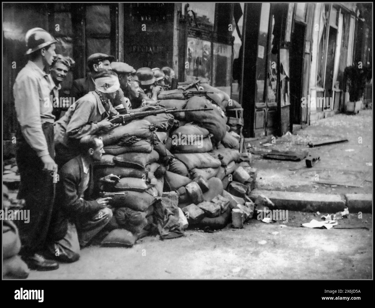 2. Weltkrieg Befreiung von Paris aus der Besatzung durch Nazi-Deutschland. Die Pariser Männer kämpfen Straße für Straße gegen die Besatzungsmacht der deutschen Nazis. Paris Frankreich im August 1944 20.000 kapitulierten Truppen oder flohen, und die kämpfenden wurden schnell überwunden. Am Morgen des 25. August fegte die 2. Panzerdivision die westliche Hälfte von Paris, während die 4. Infanteriedivision den östlichen Teil räumte. Paris wurde befreit. Stockfoto