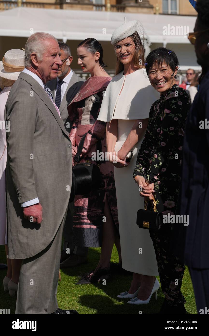 König Charles III. Spricht mit Rosie Huntington-Whiteley bei der Sovereign's Creative Industries Garden Party im Buckingham Palace, London, um die Creative Industries of the United Kingdom zu feiern. Die Garden Party wird etwa 4.000 Vertreter aus Kultur, Kunst, Kulturerbe, Film, Fernsehen, Radio und Mode. Bilddatum: Mittwoch, 15. Mai 2024. Stockfoto