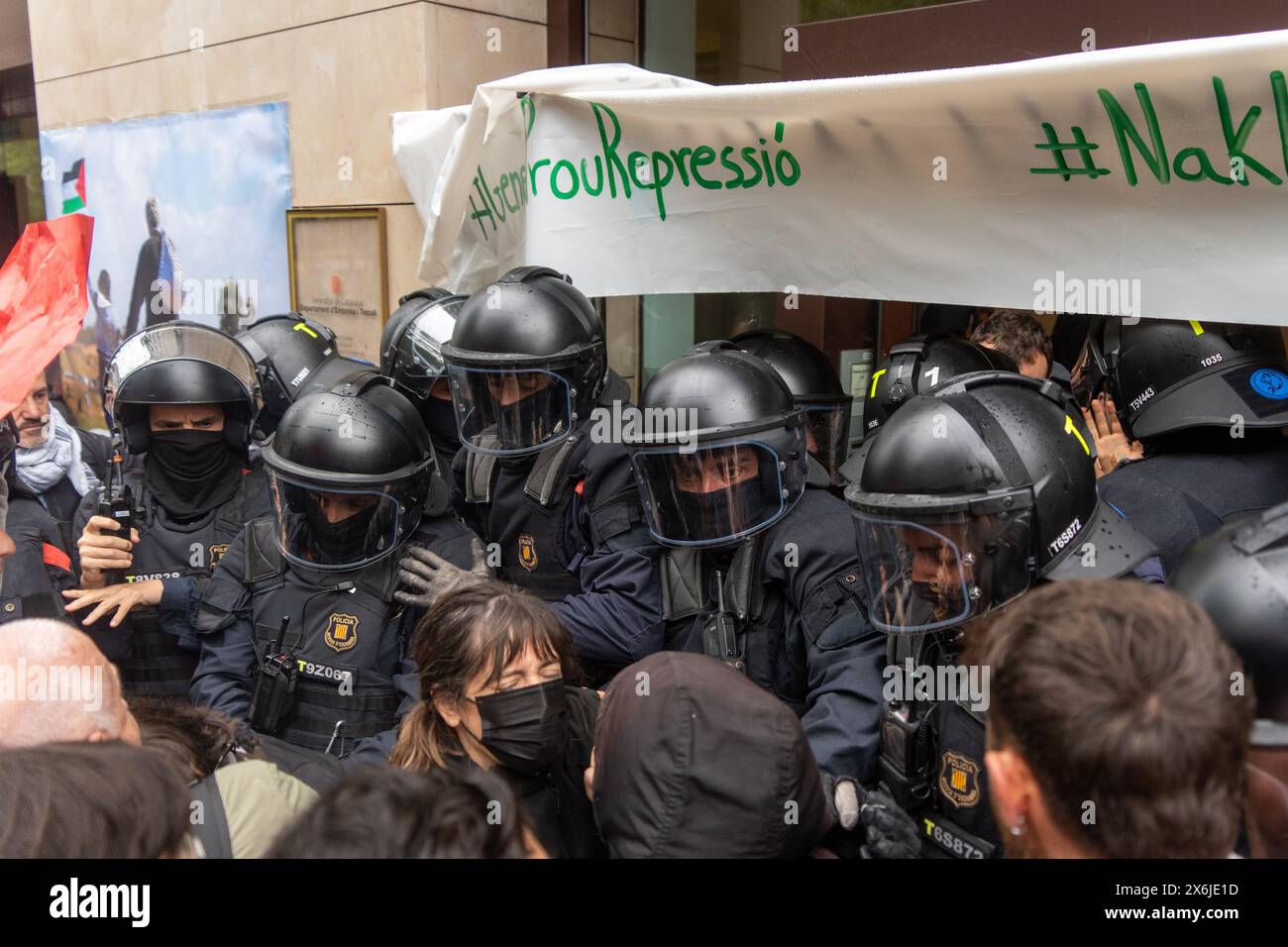 Barcelona, Spanien. Mai 2024. Eine überraschende Aktion im Büro für auswärtige Angelegenheiten der Generalitat endet mit Polizeiangriff, pro-palästinensische Demonstranten protestieren gegen die Zusammenarbeit zwischen Katalonien und Israel in Handelsfragen. Una Acción sorpresa en la oficina de asuntos exteriores de la Generalitat termina en carga policial, los manifestantes pro-palestinos protestan por la colaboración entre Cataluña e Israel en materia comercial. News Politics - Barcelona, Spanien mittwoch, 15. Mai 2024 (Foto: Eric Renom/LaPresse) Credit: LaPresse/Alamy Live News Stockfoto
