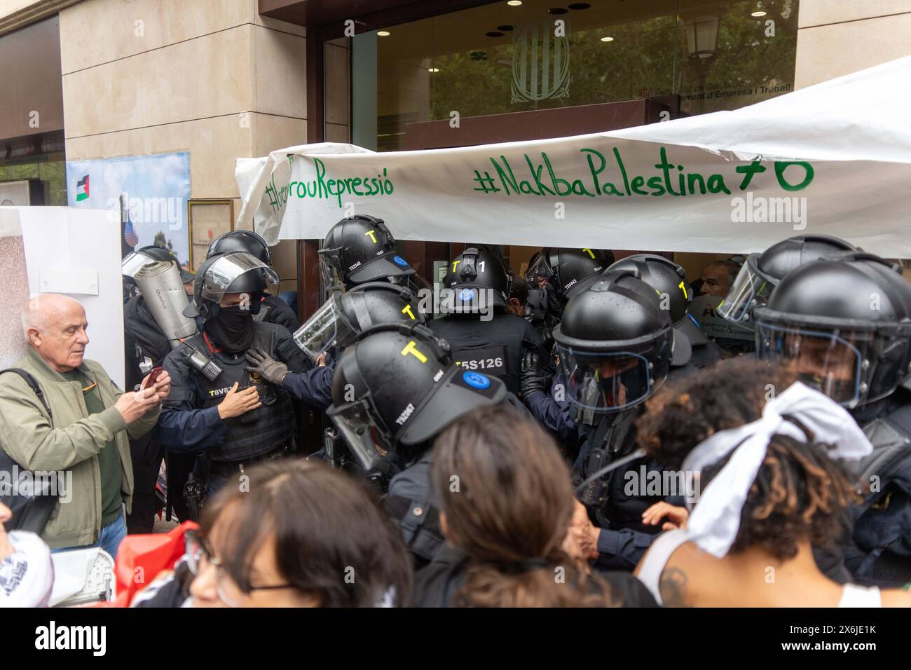 Barcelona, Spanien. Mai 2024. Eine überraschende Aktion im Büro für auswärtige Angelegenheiten der Generalitat endet mit Polizeiangriff, pro-palästinensische Demonstranten protestieren gegen die Zusammenarbeit zwischen Katalonien und Israel in Handelsfragen. Una Acción sorpresa en la oficina de asuntos exteriores de la Generalitat termina en carga policial, los manifestantes pro-palestinos protestan por la colaboración entre Cataluña e Israel en materia comercial. News Politics - Barcelona, Spanien mittwoch, 15. Mai 2024 (Foto: Eric Renom/LaPresse) Credit: LaPresse/Alamy Live News Stockfoto