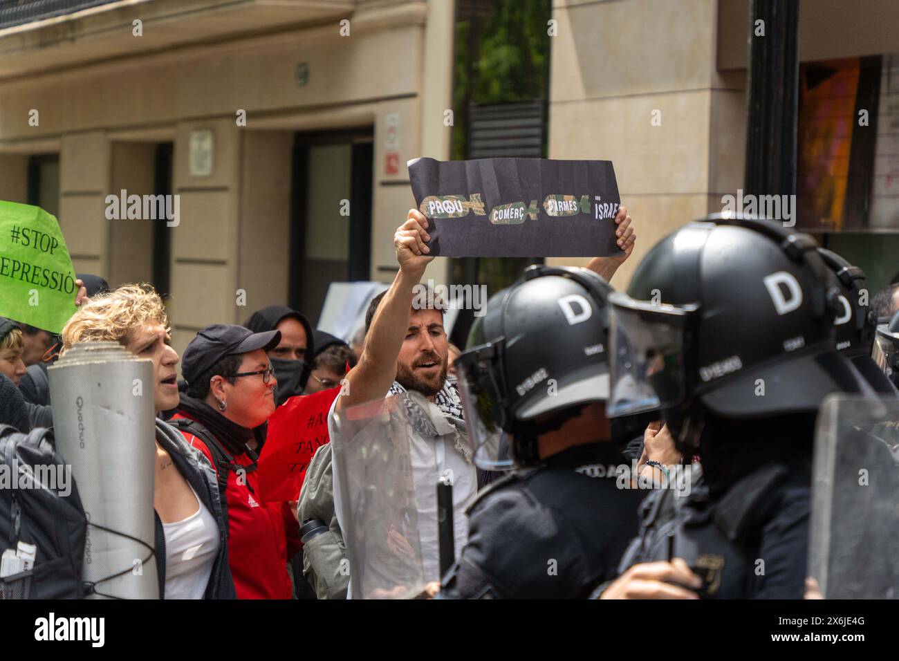 Barcelona, Spanien. Mai 2024. Eine überraschende Aktion im Büro für auswärtige Angelegenheiten der Generalitat endet mit Polizeiangriff, pro-palästinensische Demonstranten protestieren gegen die Zusammenarbeit zwischen Katalonien und Israel in Handelsfragen. Una Acción sorpresa en la oficina de asuntos exteriores de la Generalitat termina en carga policial, los manifestantes pro-palestinos protestan por la colaboración entre Cataluña e Israel en materia comercial. News Politics - Barcelona, Spanien mittwoch, 15. Mai 2024 (Foto: Eric Renom/LaPresse) Credit: LaPresse/Alamy Live News Stockfoto