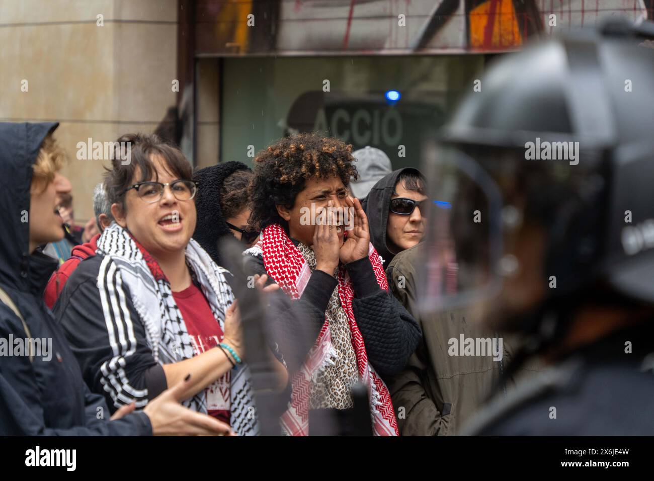 Barcelona, Spanien. Mai 2024. Eine überraschende Aktion im Büro für auswärtige Angelegenheiten der Generalitat endet mit Polizeiangriff, pro-palästinensische Demonstranten protestieren gegen die Zusammenarbeit zwischen Katalonien und Israel in Handelsfragen. Una Acción sorpresa en la oficina de asuntos exteriores de la Generalitat termina en carga policial, los manifestantes pro-palestinos protestan por la colaboración entre Cataluña e Israel en materia comercial. News Politics - Barcelona, Spanien mittwoch, 15. Mai 2024 (Foto: Eric Renom/LaPresse) Credit: LaPresse/Alamy Live News Stockfoto
