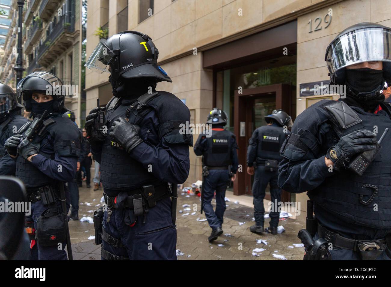 Barcelona, Spanien. Mai 2024. Eine überraschende Aktion im Büro für auswärtige Angelegenheiten der Generalitat endet mit Polizeiangriff, pro-palästinensische Demonstranten protestieren gegen die Zusammenarbeit zwischen Katalonien und Israel in Handelsfragen. Una Acción sorpresa en la oficina de asuntos exteriores de la Generalitat termina en carga policial, los manifestantes pro-palestinos protestan por la colaboración entre Cataluña e Israel en materia comercial. News Politics - Barcelona, Spanien mittwoch, 15. Mai 2024 (Foto: Eric Renom/LaPresse) Credit: LaPresse/Alamy Live News Stockfoto