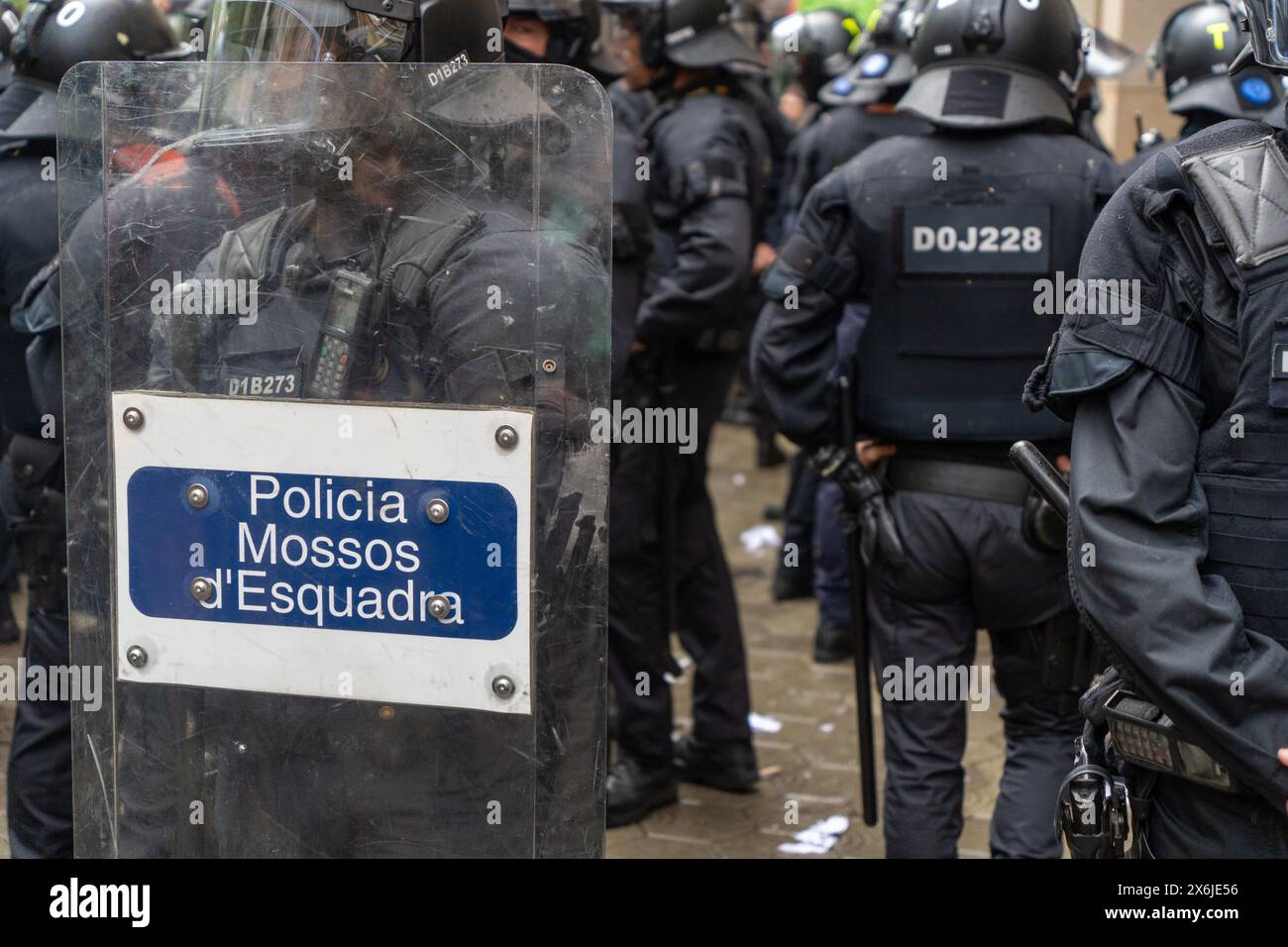 Barcelona, Spanien. Mai 2024. Eine überraschende Aktion im Büro für auswärtige Angelegenheiten der Generalitat endet mit Polizeiangriff, pro-palästinensische Demonstranten protestieren gegen die Zusammenarbeit zwischen Katalonien und Israel in Handelsfragen. Una Acción sorpresa en la oficina de asuntos exteriores de la Generalitat termina en carga policial, los manifestantes pro-palestinos protestan por la colaboración entre Cataluña e Israel en materia comercial. News Politics - Barcelona, Spanien mittwoch, 15. Mai 2024 (Foto: Eric Renom/LaPresse) Credit: LaPresse/Alamy Live News Stockfoto