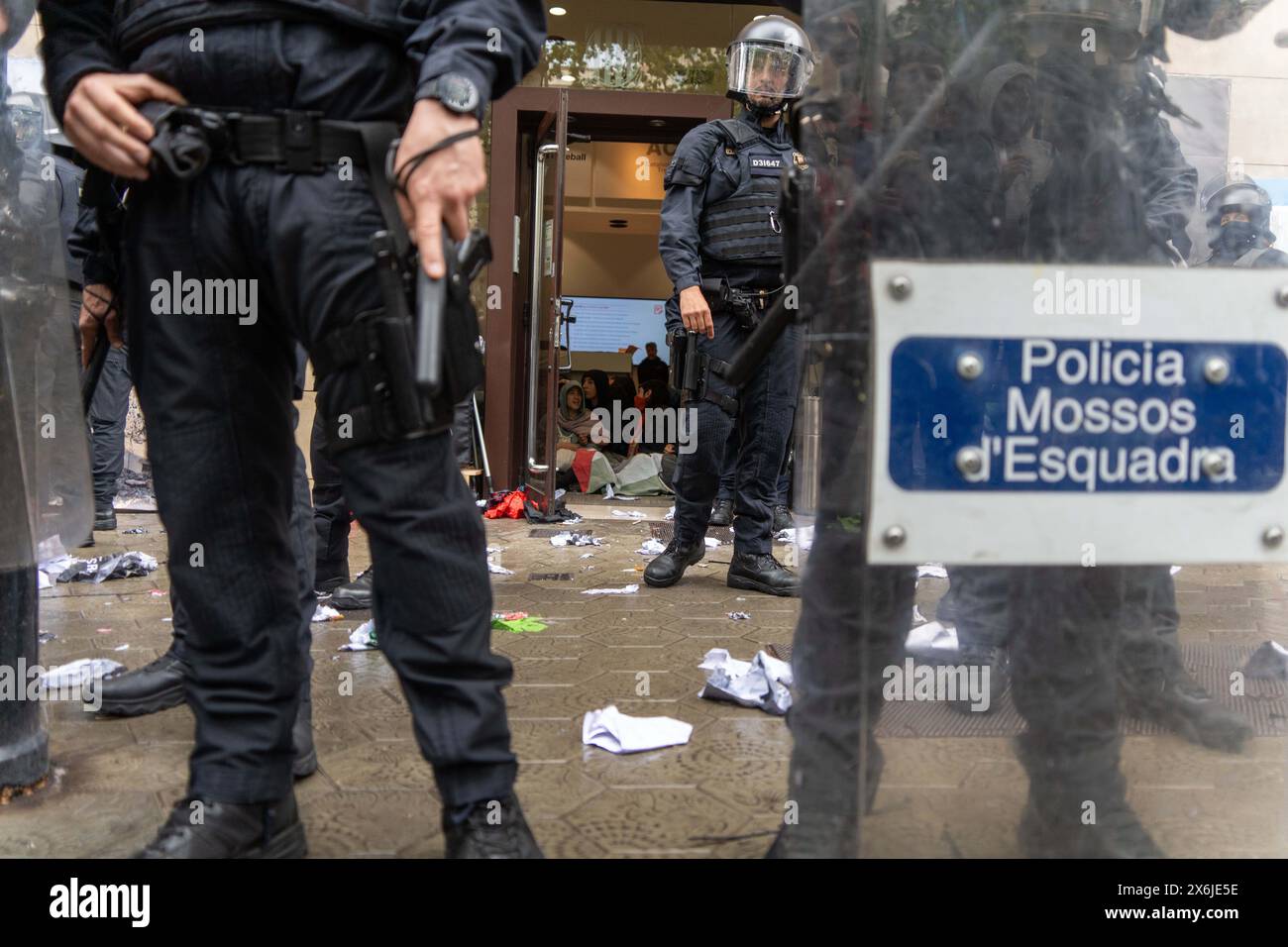 Barcelona, Spanien. Mai 2024. Eine überraschende Aktion im Büro für auswärtige Angelegenheiten der Generalitat endet mit Polizeiangriff, pro-palästinensische Demonstranten protestieren gegen die Zusammenarbeit zwischen Katalonien und Israel in Handelsfragen. Una Acción sorpresa en la oficina de asuntos exteriores de la Generalitat termina en carga policial, los manifestantes pro-palestinos protestan por la colaboración entre Cataluña e Israel en materia comercial. News Politics - Barcelona, Spanien mittwoch, 15. Mai 2024 (Foto: Eric Renom/LaPresse) Credit: LaPresse/Alamy Live News Stockfoto