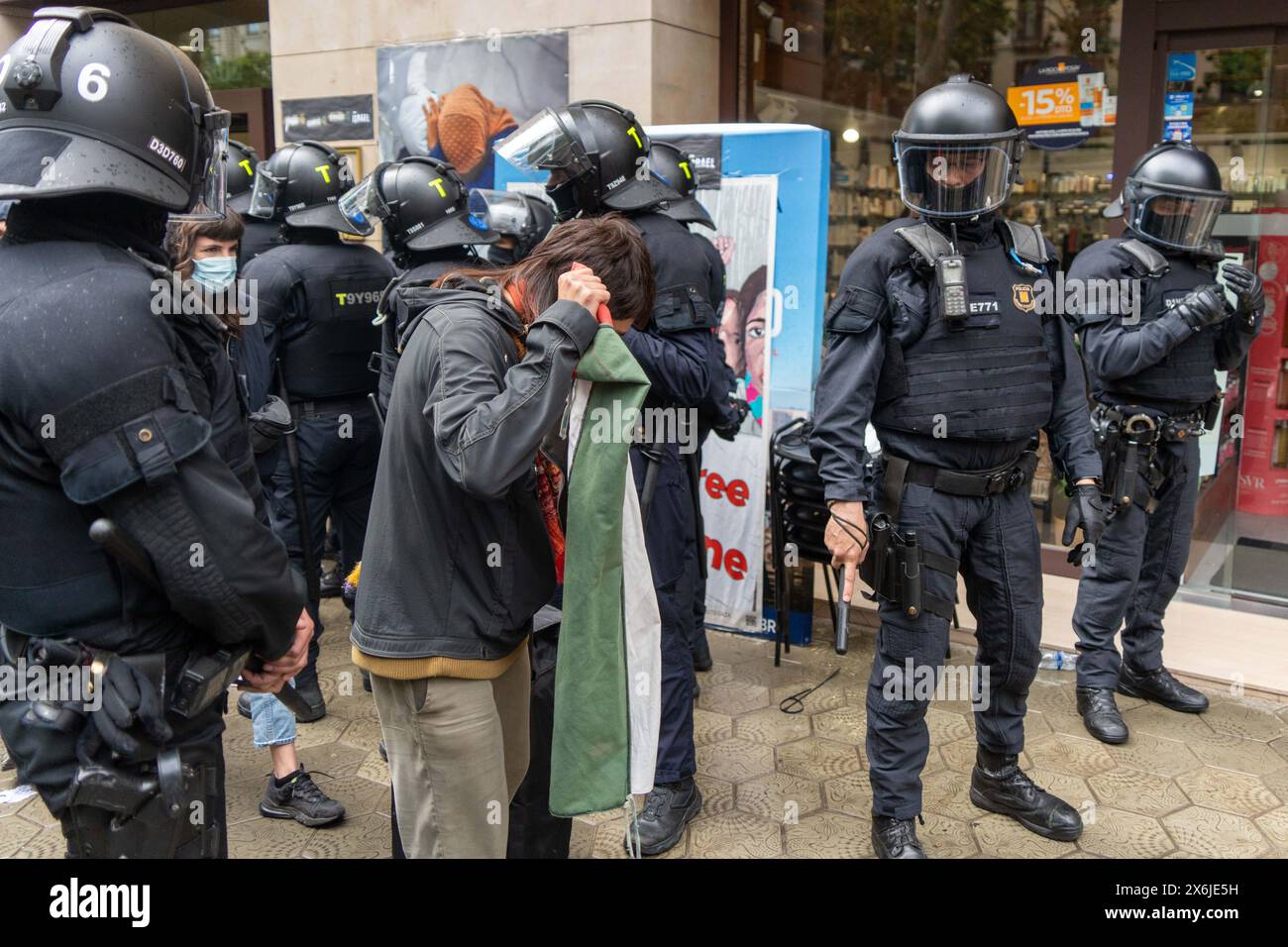 Barcelona, Spanien. Mai 2024. Eine überraschende Aktion im Büro für auswärtige Angelegenheiten der Generalitat endet mit Polizeiangriff, pro-palästinensische Demonstranten protestieren gegen die Zusammenarbeit zwischen Katalonien und Israel in Handelsfragen. Una Acción sorpresa en la oficina de asuntos exteriores de la Generalitat termina en carga policial, los manifestantes pro-palestinos protestan por la colaboración entre Cataluña e Israel en materia comercial. News Politics - Barcelona, Spanien mittwoch, 15. Mai 2024 (Foto: Eric Renom/LaPresse) Credit: LaPresse/Alamy Live News Stockfoto