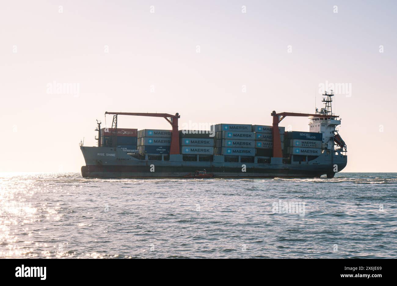 Nakhodka, Russland - 13. November 2021: RISE SHINE Container Fracht Schiff steht auf Grund nach einem Sturm. Stockfoto