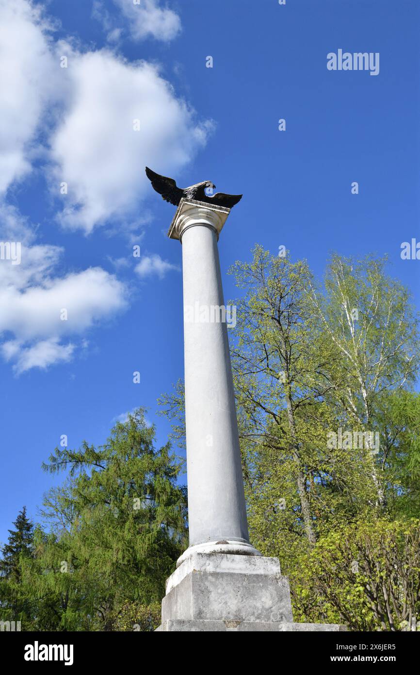 Krasnogorsk, Russland - 1. Mai. 2024. Kolumne zu Ehren der Ankunft des Zaren Alexander I. auf dem Anwesen Arkhangelskoje Stockfoto
