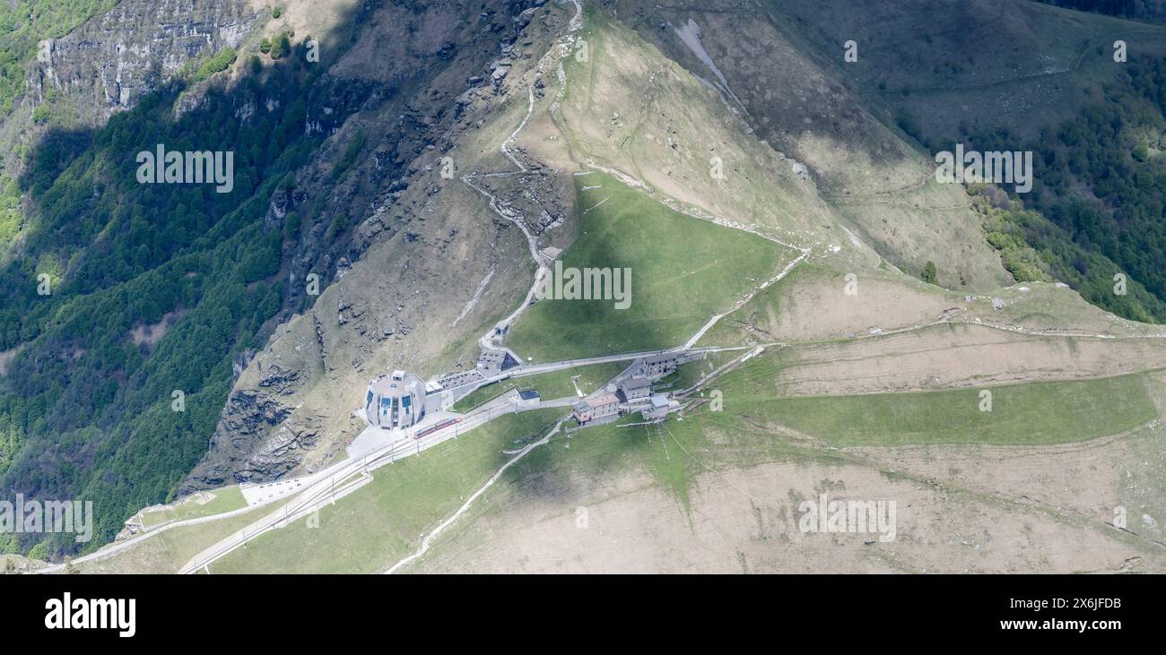 Luftlandschaft, von einem Segelflugzeug aus, mit Gebäuden und Bahnhof auf dem Gipfel des Monte Generoso, von Südosten im hellen Frühlingslicht aufgenommen, Alpen, Stockfoto