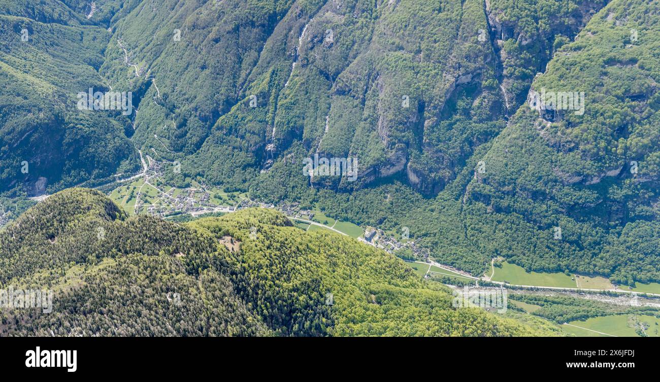 Luftbild der Stadt, von einem Segelflugzeug aus, mit dem Dorf Cevio im Maggiatal, von Osten im hellen Frühlingslicht aufgenommen, Alpen, Tessin, Schweiz Stockfoto