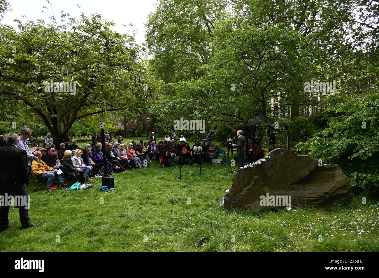 LONDON, ENGLAND, Großbritannien - 15. MAI 2024: Am 15. Mai, jedes Jahr an diejenigen gedenken, die sich weigerten, auf Gedenkfeier der Kriegsdienstverweigerer zu kämpfen, sowohl in der Vergangenheit als auch in der Gegenwart. Auf der ganzen Welt werden viele Menschen inhaftiert oder gezwungen, aus ihren Heimatländern zu fliehen, weil sie sich weigern, sich den Streitkräften am Tavistock Square in London anzuschließen. Quelle: Siehe Li/Picture Capital/Alamy Live News Stockfoto