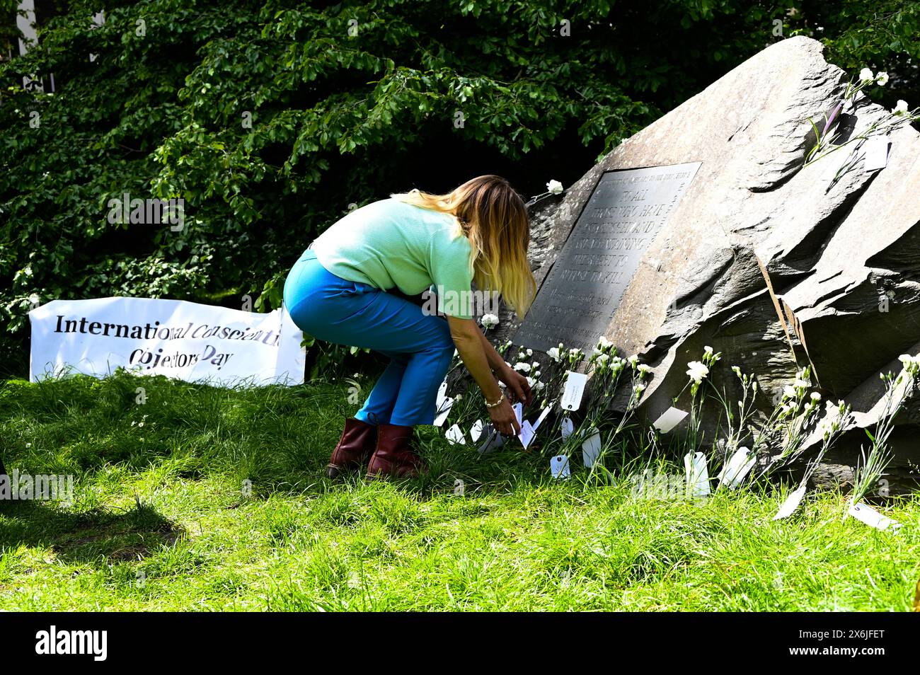 LONDON, ENGLAND, Großbritannien - 15. MAI 2024: Am 15. Mai, jedes Jahr Blumen an der Gedenkstätte für diejenigen, die sich weigerten, gegen Kriegsdienstverweigerer zu kämpfen, sowohl in der Vergangenheit als auch in der Gegenwart. Auf der ganzen Welt werden viele Menschen inhaftiert oder gezwungen, aus ihren Heimatländern zu fliehen, weil sie sich weigern, sich den Streitkräften am Tavistock Square in London anzuschließen. Quelle: Siehe Li/Picture Capital/Alamy Live News Stockfoto
