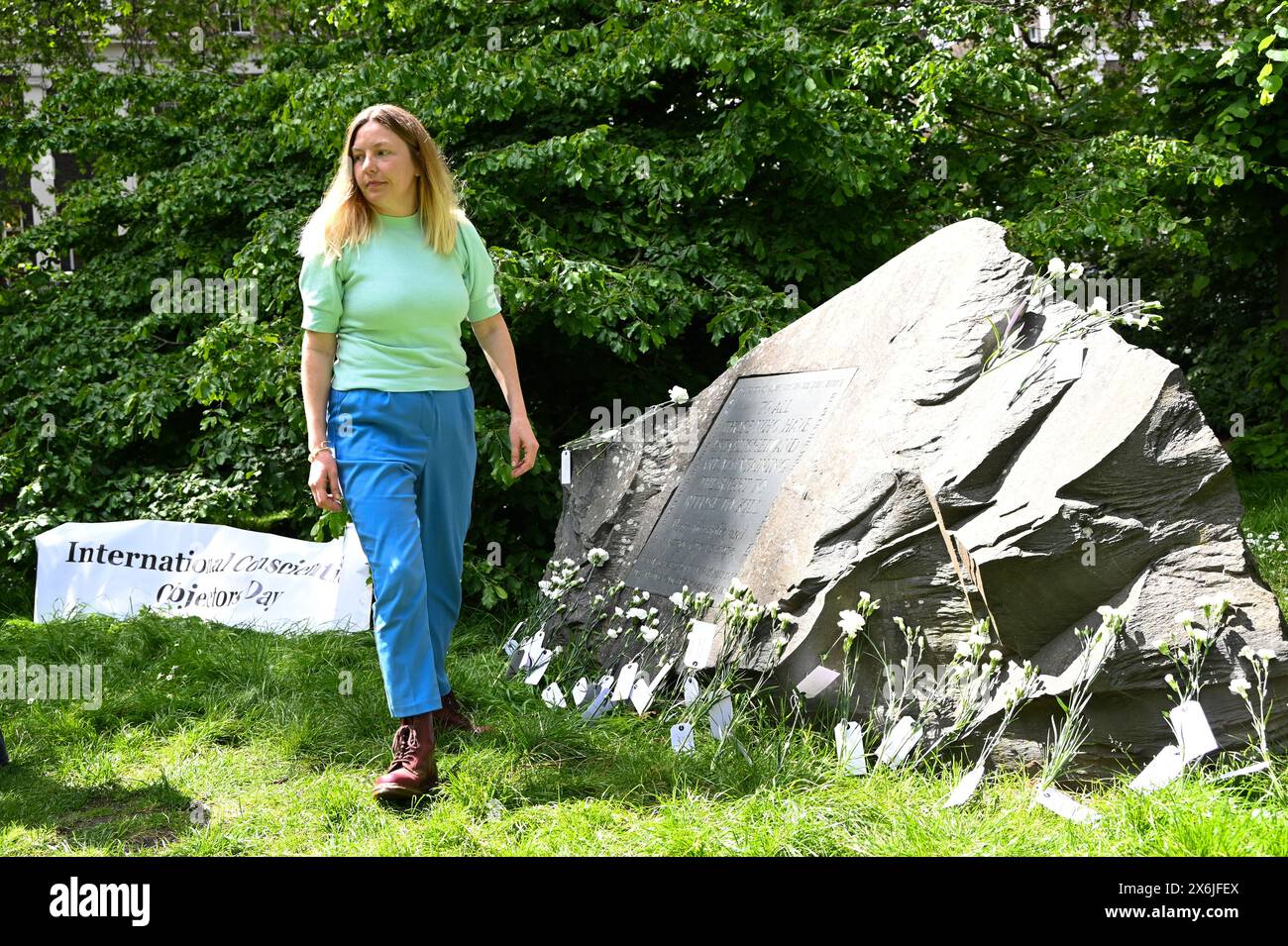 LONDON, ENGLAND, Großbritannien - 15. MAI 2024: Am 15. Mai, jedes Jahr Blumen an der Gedenkstätte für diejenigen, die sich weigerten, gegen Kriegsdienstverweigerer zu kämpfen, sowohl in der Vergangenheit als auch in der Gegenwart. Auf der ganzen Welt werden viele Menschen inhaftiert oder gezwungen, aus ihren Heimatländern zu fliehen, weil sie sich weigern, sich den Streitkräften am Tavistock Square in London anzuschließen. Quelle: Siehe Li/Picture Capital/Alamy Live News Stockfoto