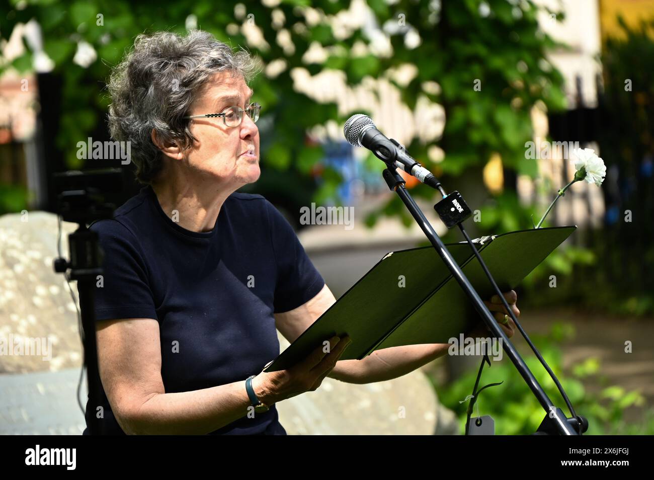 LONDON, ENGLAND, Großbritannien - 15. MAI 2024: Am 15. Mai erinnern die Redner Sue Gilmurray an die Gedenkfeier jener, die sich weigerten, auf Kriegsdienstverweigerer zu kämpfen, sowohl in der Vergangenheit als auch in der Gegenwart. Auf der ganzen Welt werden viele Menschen inhaftiert oder gezwungen, aus ihren Heimatländern zu fliehen, weil sie sich weigern, sich den Streitkräften am Tavistock Square in London anzuschließen. Quelle: Siehe Li/Picture Capital/Alamy Live News Stockfoto