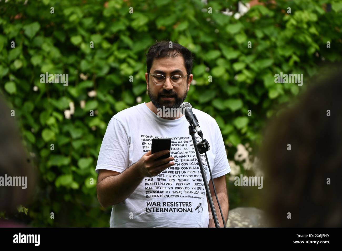 LONDON, ENGLAND, Vereinigtes Königreich - 15. MAI 2024: Am 15. Mai 2018 feierte Semih Sapmaz, war Resisters International bei The Remember those, die sich weigerten, gegen Kriegsdienstverweigerer zu kämpfen, jedes Jahr. Auf der ganzen Welt werden viele Menschen inhaftiert oder gezwungen, aus ihren Heimatländern zu fliehen, weil sie sich weigern, sich den Streitkräften am Tavistock Square in London anzuschließen. Quelle: Siehe Li/Picture Capital/Alamy Live News Stockfoto