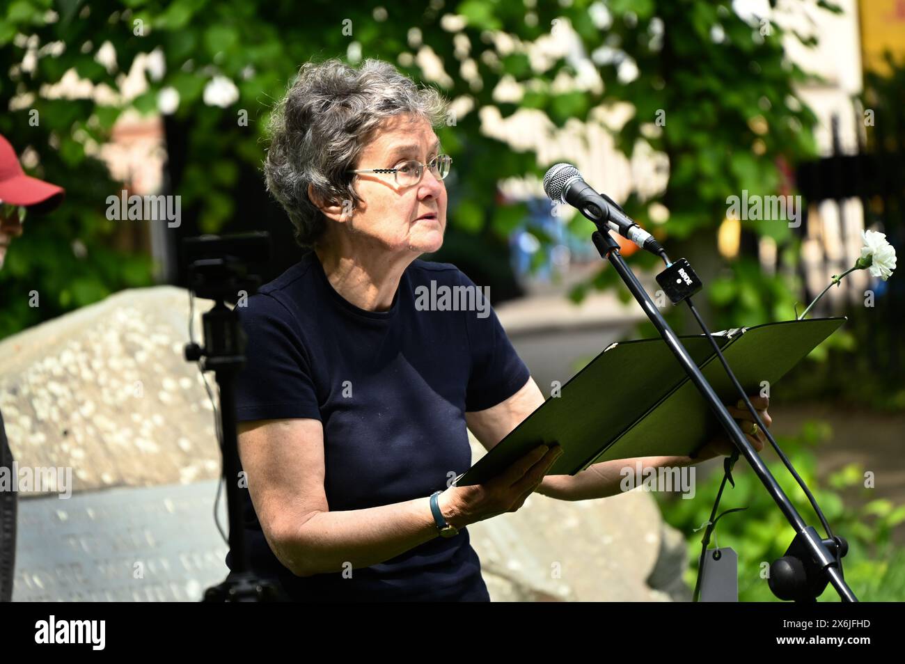 LONDON, ENGLAND, Großbritannien - 15. MAI 2024: Am 15. Mai erinnern die Redner Sue Gilmurray an die Gedenkfeier jener, die sich weigerten, auf Kriegsdienstverweigerer zu kämpfen, sowohl in der Vergangenheit als auch in der Gegenwart. Auf der ganzen Welt werden viele Menschen inhaftiert oder gezwungen, aus ihren Heimatländern zu fliehen, weil sie sich weigern, sich den Streitkräften am Tavistock Square in London anzuschließen. Quelle: Siehe Li/Picture Capital/Alamy Live News Stockfoto