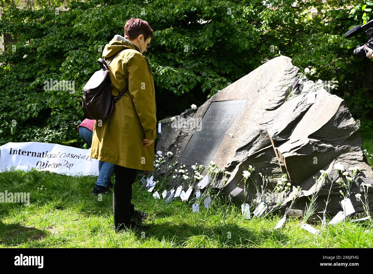 LONDON, ENGLAND, Großbritannien - 15. MAI 2024: Am 15. Mai, jedes Jahr Blumen an der Gedenkstätte für diejenigen, die sich weigerten, gegen Kriegsdienstverweigerer zu kämpfen, sowohl in der Vergangenheit als auch in der Gegenwart. Auf der ganzen Welt werden viele Menschen inhaftiert oder gezwungen, aus ihren Heimatländern zu fliehen, weil sie sich weigern, sich den Streitkräften am Tavistock Square in London anzuschließen. Quelle: Siehe Li/Picture Capital/Alamy Live News Stockfoto