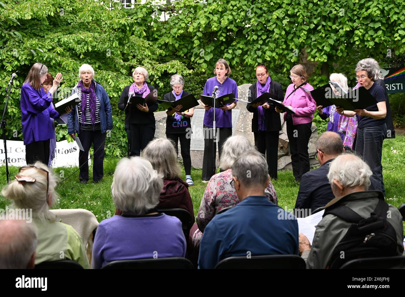 LONDON, ENGLAND, Großbritannien - 15. MAI 2024: Am 15. Mai, Lied von Sue Gilmurray und Raise Voices Chor, Wer glauben sie sind sie? Jedes Jahr singt man bei der Erinnerung an diejenigen, die sich weigerten, auf Kriegsdienstverweigerern zu kämpfen, sowohl in der Vergangenheit als auch in der Gegenwart. Auf der ganzen Welt werden viele Menschen inhaftiert oder gezwungen, aus ihren Heimatländern zu fliehen, weil sie sich weigern, sich den Streitkräften am Tavistock Square in London anzuschließen. Quelle: Siehe Li/Picture Capital/Alamy Live News Stockfoto