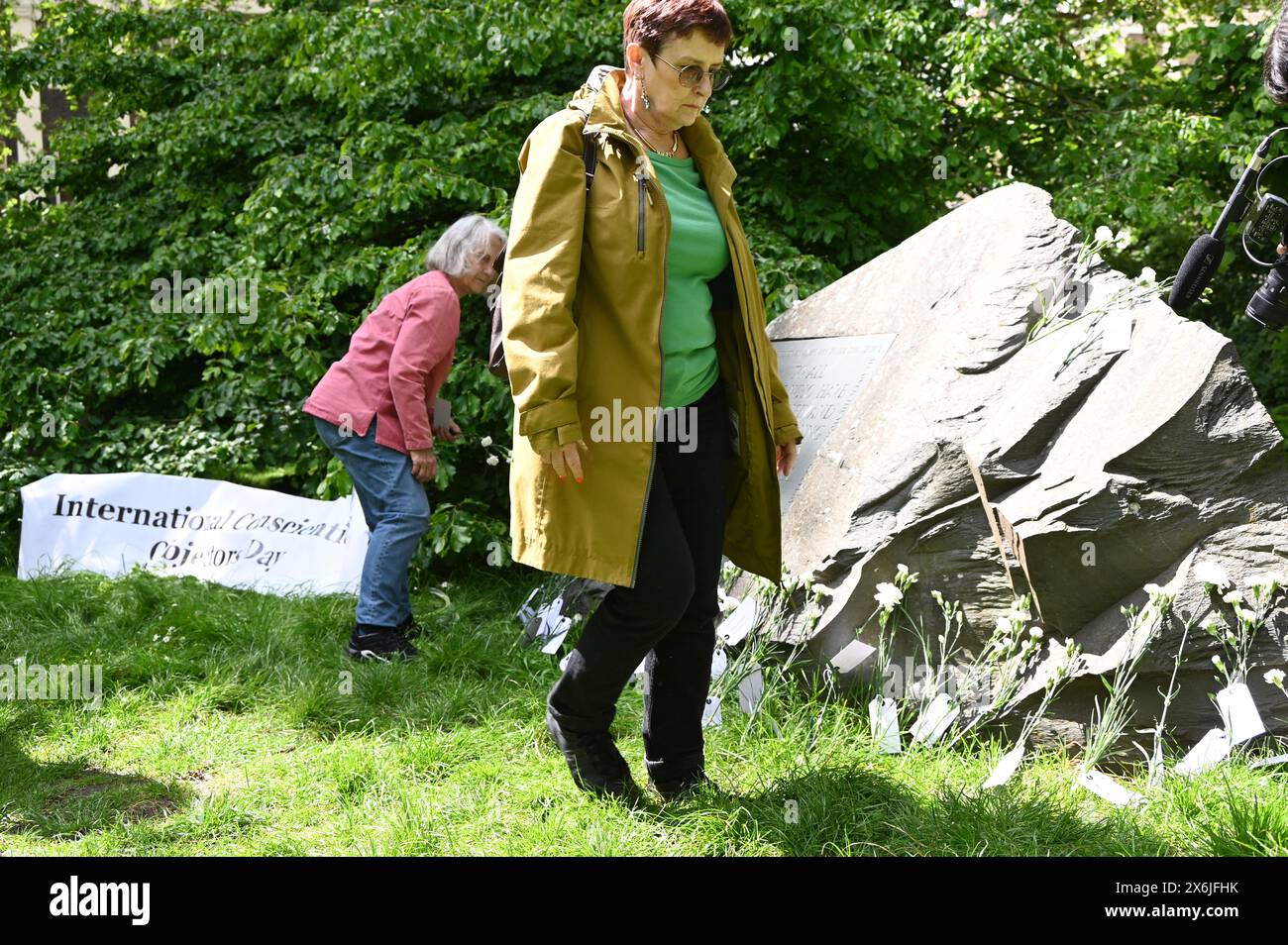 LONDON, ENGLAND, Großbritannien - 15. MAI 2024: Am 15. Mai, jedes Jahr Blumen an der Gedenkstätte für diejenigen, die sich weigerten, gegen Kriegsdienstverweigerer zu kämpfen, sowohl in der Vergangenheit als auch in der Gegenwart. Auf der ganzen Welt werden viele Menschen inhaftiert oder gezwungen, aus ihren Heimatländern zu fliehen, weil sie sich weigern, sich den Streitkräften am Tavistock Square in London anzuschließen. Quelle: Siehe Li/Picture Capital/Alamy Live News Stockfoto