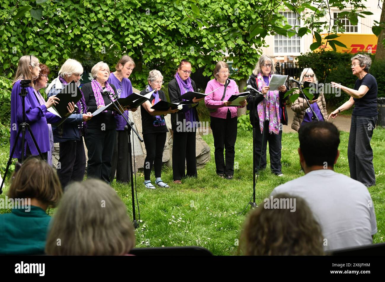 LONDON, ENGLAND, Großbritannien - 15. MAI 2024: Am 15. Mai sang Song von Sue Gilmurray und Raise Voices Chor, The One Who Said No, jedes Jahr bei The Remember those Who WHO Said No, die sich weigerten, auf Kriegsdienstverweigerern zu kämpfen, sowohl in der Vergangenheit als auch in der Gegenwart. Auf der ganzen Welt werden viele Menschen inhaftiert oder gezwungen, aus ihren Heimatländern zu fliehen, weil sie sich weigern, sich den Streitkräften am Tavistock Square in London anzuschließen. Quelle: Siehe Li/Picture Capital/Alamy Live News Stockfoto