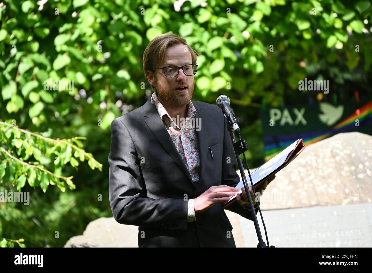 LONDON, ENGLAND, Großbritannien - 15. MAI 2024: Am 15. Mai, jedes Jahr an diejenigen gedenken, die sich weigerten, auf Gedenkfeier der Kriegsdienstverweigerer zu kämpfen, sowohl in der Vergangenheit als auch in der Gegenwart. Auf der ganzen Welt werden viele Menschen inhaftiert oder gezwungen, aus ihren Heimatländern zu fliehen, weil sie sich weigern, sich den Streitkräften am Tavistock Square in London anzuschließen. Quelle: Siehe Li/Picture Capital/Alamy Live News Stockfoto