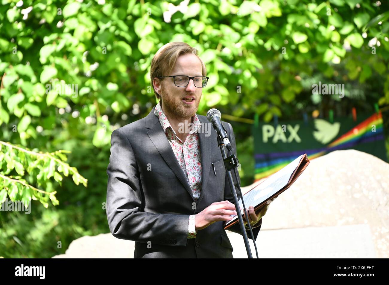 LONDON, ENGLAND, Großbritannien - 15. MAI 2024: Am 15. Mai, jedes Jahr an diejenigen gedenken, die sich weigerten, auf Gedenkfeier der Kriegsdienstverweigerer zu kämpfen, sowohl in der Vergangenheit als auch in der Gegenwart. Auf der ganzen Welt werden viele Menschen inhaftiert oder gezwungen, aus ihren Heimatländern zu fliehen, weil sie sich weigern, sich den Streitkräften am Tavistock Square in London anzuschließen. Quelle: Siehe Li/Picture Capital/Alamy Live News Stockfoto