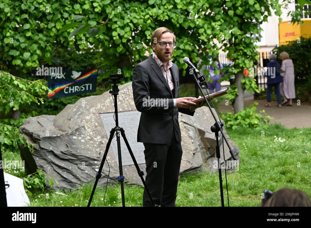 LONDON, ENGLAND, Großbritannien - 15. MAI 2024: Am 15. Mai erinnern sich die Redner an diejenigen, die sich weigerten, auf Kriegsdienstverweigerer zu kämpfen, sowohl in der Vergangenheit als auch in der Gegenwart. Auf der ganzen Welt werden viele Menschen inhaftiert oder gezwungen, aus ihren Heimatländern zu fliehen, weil sie sich weigern, sich den Streitkräften am Tavistock Square in London anzuschließen. Quelle: Siehe Li/Picture Capital/Alamy Live News Stockfoto
