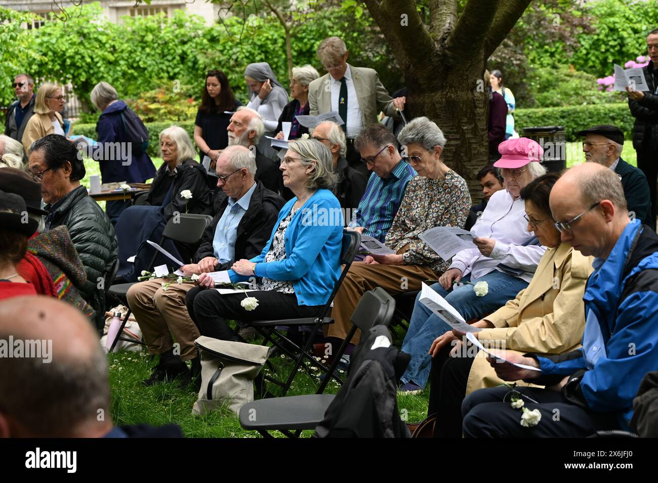 LONDON, ENGLAND, Großbritannien - 15. MAI 2024: Am 15. Mai, jedes Jahr an diejenigen gedenken, die sich weigerten, auf Gedenkfeier der Kriegsdienstverweigerer zu kämpfen, sowohl in der Vergangenheit als auch in der Gegenwart. Auf der ganzen Welt werden viele Menschen inhaftiert oder gezwungen, aus ihren Heimatländern zu fliehen, weil sie sich weigern, sich den Streitkräften am Tavistock Square in London anzuschließen. Quelle: Siehe Li/Picture Capital/Alamy Live News Stockfoto