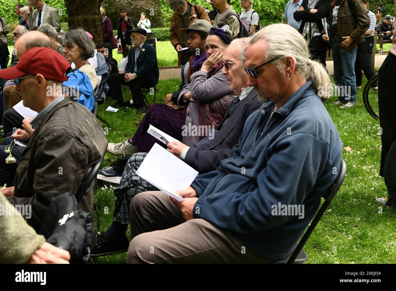LONDON, ENGLAND, Großbritannien - 15. MAI 2024: Am 15. Mai, jedes Jahr an diejenigen gedenken, die sich weigerten, auf Gedenkfeier der Kriegsdienstverweigerer zu kämpfen, sowohl in der Vergangenheit als auch in der Gegenwart. Auf der ganzen Welt werden viele Menschen inhaftiert oder gezwungen, aus ihren Heimatländern zu fliehen, weil sie sich weigern, sich den Streitkräften am Tavistock Square in London anzuschließen. Quelle: Siehe Li/Picture Capital/Alamy Live News Stockfoto