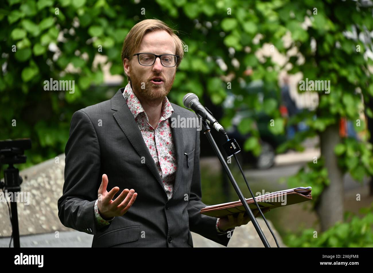 LONDON, ENGLAND, Großbritannien - 15. MAI 2024: Am 15. Mai erinnern sich die Redner an diejenigen, die sich weigerten, auf Kriegsdienstverweigerer zu kämpfen, sowohl in der Vergangenheit als auch in der Gegenwart. Auf der ganzen Welt werden viele Menschen inhaftiert oder gezwungen, aus ihren Heimatländern zu fliehen, weil sie sich weigern, sich den Streitkräften am Tavistock Square in London anzuschließen. Quelle: Siehe Li/Picture Capital/Alamy Live News Stockfoto