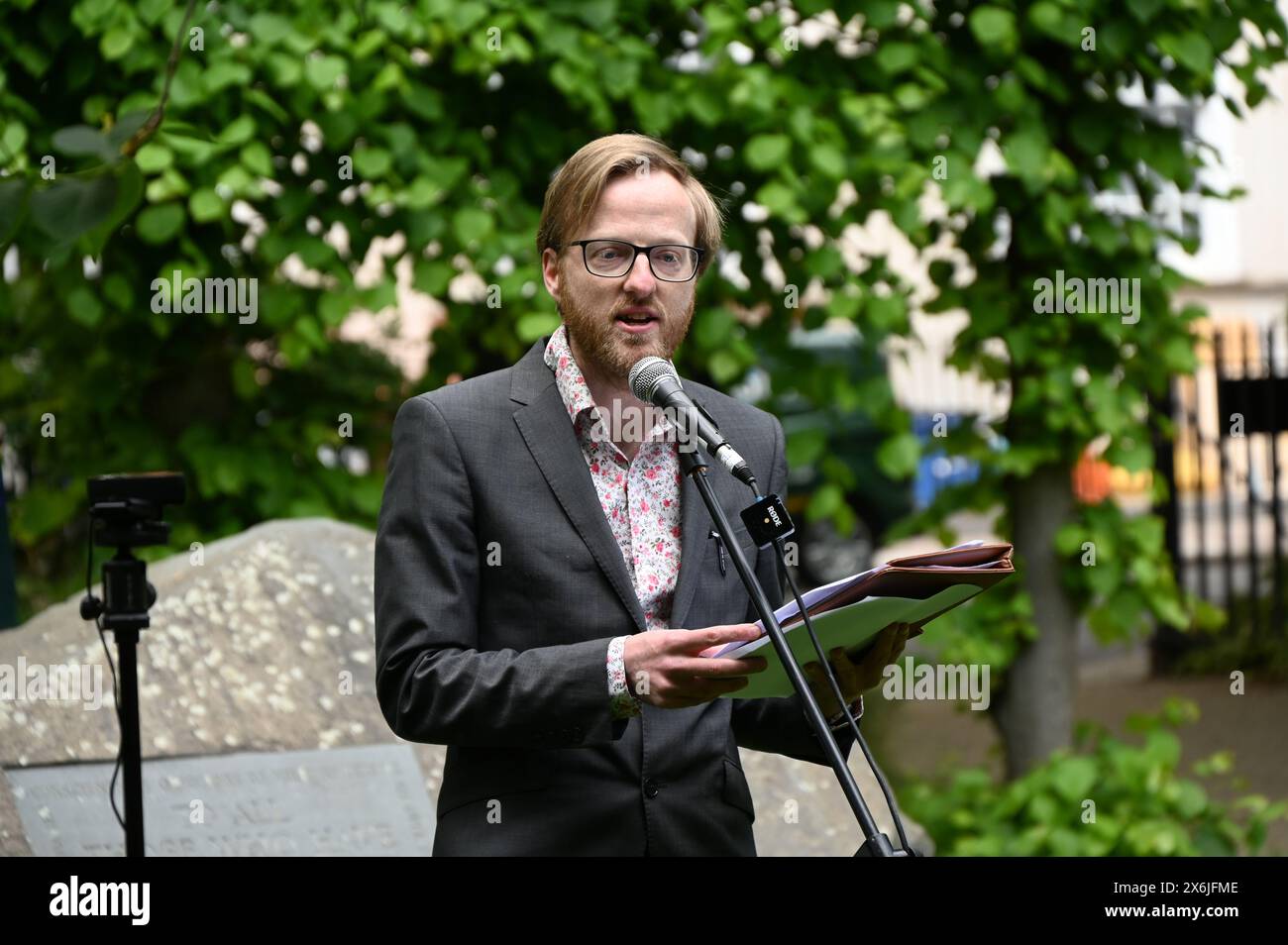 LONDON, ENGLAND, Großbritannien - 15. MAI 2024: Am 15. Mai erinnern sich die Redner an diejenigen, die sich weigerten, auf Kriegsdienstverweigerer zu kämpfen, sowohl in der Vergangenheit als auch in der Gegenwart. Auf der ganzen Welt werden viele Menschen inhaftiert oder gezwungen, aus ihren Heimatländern zu fliehen, weil sie sich weigern, sich den Streitkräften am Tavistock Square in London anzuschließen. Quelle: Siehe Li/Picture Capital/Alamy Live News Stockfoto