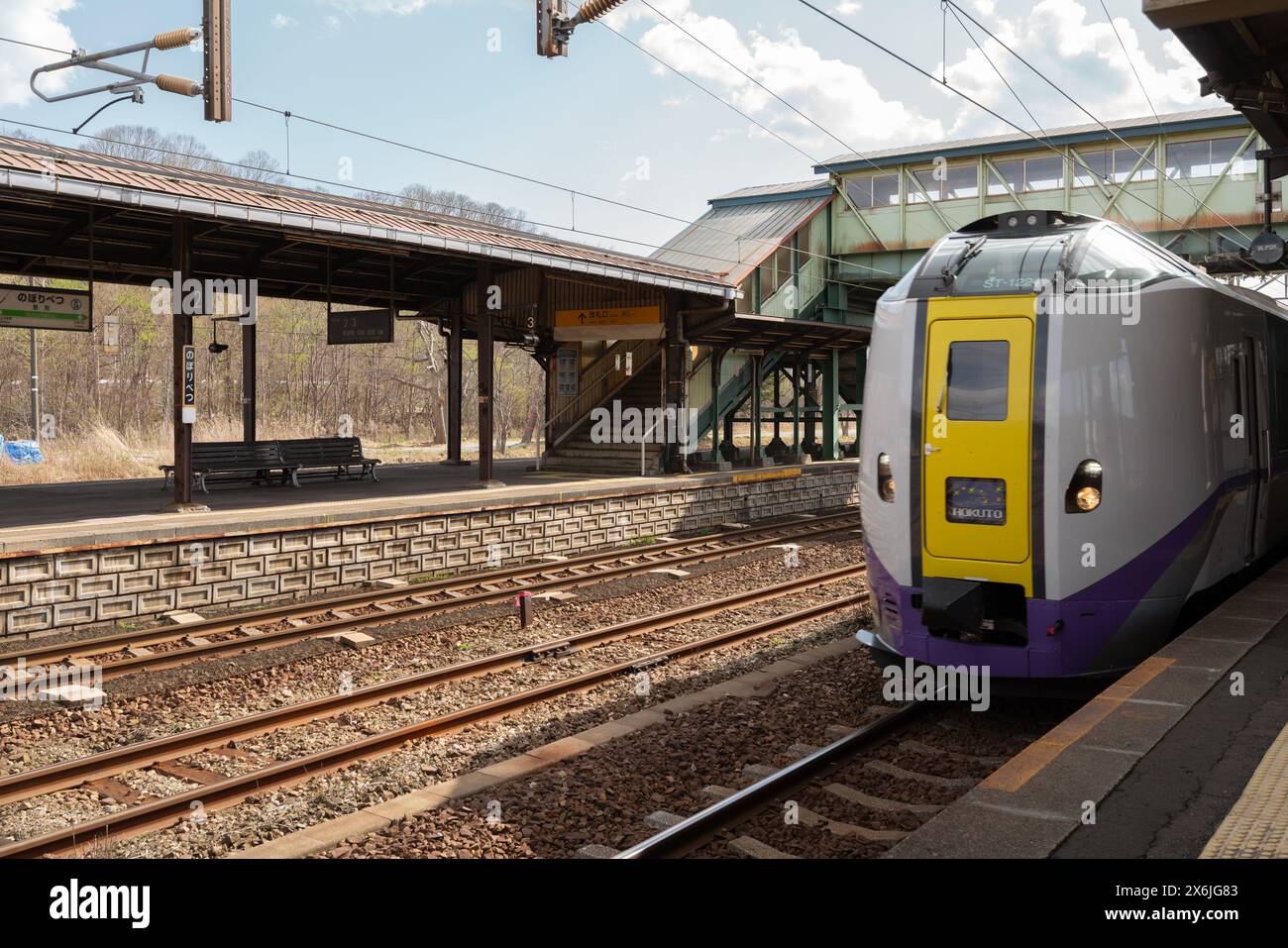 Noboribetsu, Hokkaido, Japan - 24. April 2023 : Bahnsteig und Zug des Bahnhofs Noboribetsu Stockfoto